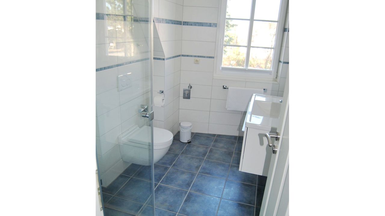 Badezimmer mit WC und Waschbecken Badezimmer mit WC und Waschbecken